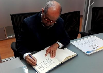 Sr. Felip Puig signant llibre d'honor d'APAE